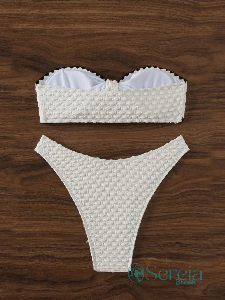 Biquini Bandeau com Detalhes de Crochê e Listras Laterais Biquini Bandeau com Detalhes de Crochê e Listras Laterais