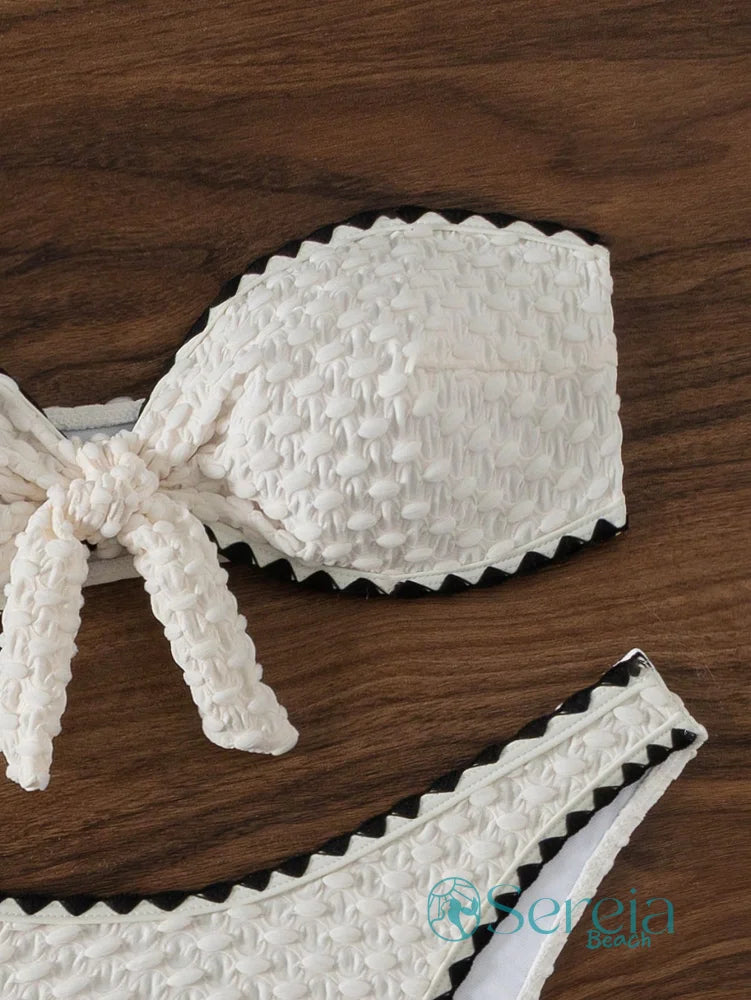 Biquini Bandeau com Detalhes de Crochê e Listras Laterais Biquini Bandeau com Detalhes de Crochê e Listras Laterais