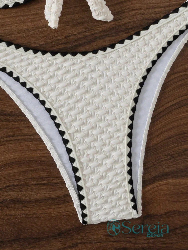 Biquini Bandeau com Detalhes de Crochê e Listras Laterais Biquini Bandeau com Detalhes de Crochê e Listras Laterais