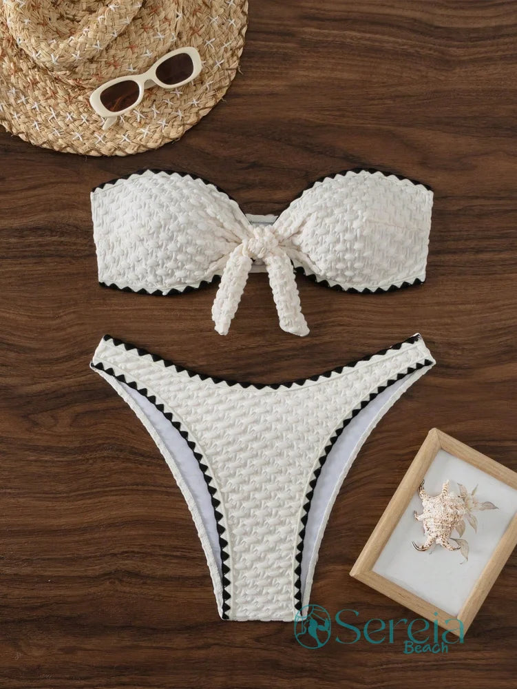 Biquini Bandeau com Detalhes de Crochê e Listras Laterais P Biquini Bandeau com Detalhes de Crochê e Listras Laterais
