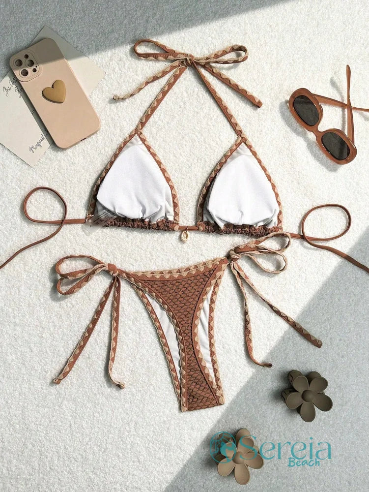 Biquini com Sobreposição em Tela e Detalhe de Concha Biquini com Sobreposição em Tela e Detalhe de Concha