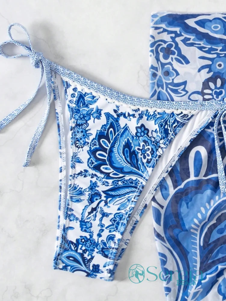 Conjunto de Biquíni com Estampa Azul e Saia Pareô Conjunto de Biquíni com Estampa Azul e Saia Pareô