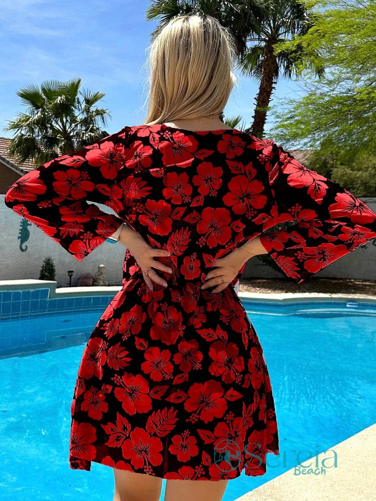 Conjunto de Biquíni com Saída de Praia e Estampa Floral Conjunto de Biquíni com Saída de Praia e Estampa Floral