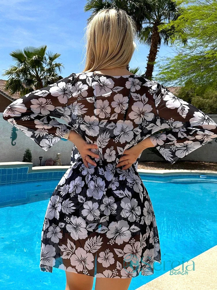 Conjunto de Biquíni com Saída de Praia e Estampa Floral Conjunto de Biquíni com Saída de Praia e Estampa Floral